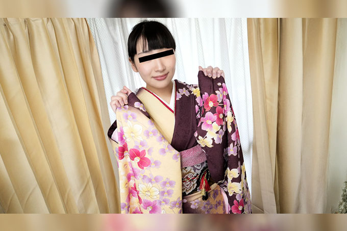 一位穿着和服、胸部丰满柔软的女孩