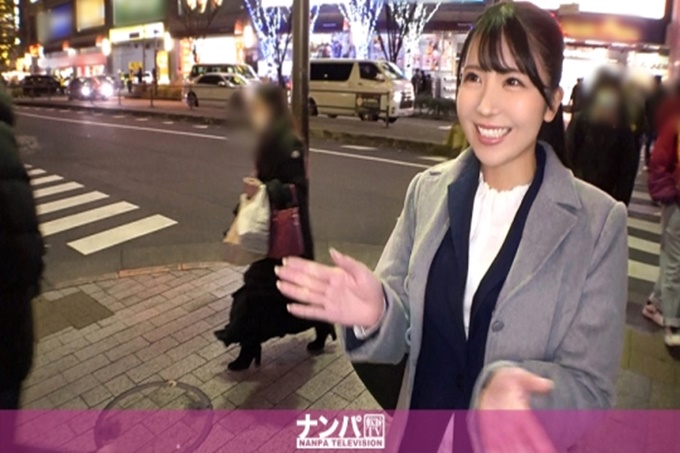 认真地南帕，第一枪。 1590在秋叶的街道上散布了暖手宝！下班回家的路上一个美丽的腿女人被困了！我进来的酒店里的色情谈话...逐渐令人振奋...