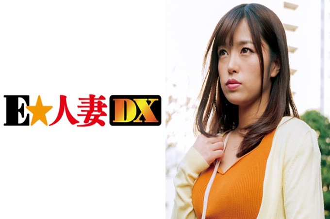  透明的黑色罢工和巨大的乳房邀请一个男人。性欲与无辜的脸相反！