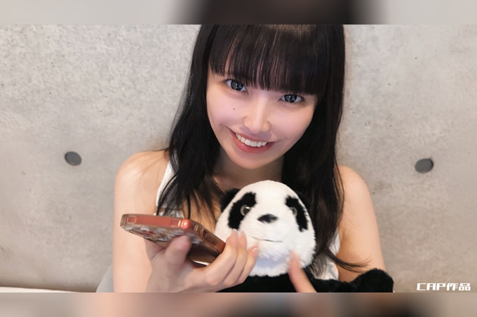 清白的!一个拥有美丽乳房和灿烂笑容的娇小可爱的女孩将用她新鲜的裸体为您服务!