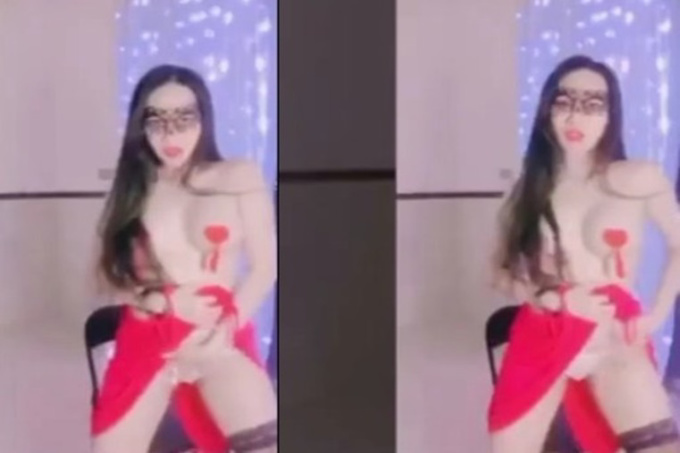 巨乳女神没在怕!将极品馒头穴露出来就怕你不敢插