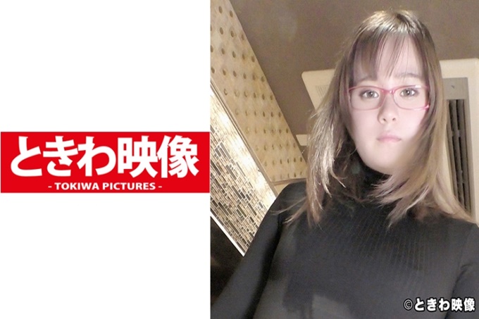 可爱的迷你女大学生戴着眼镜稍微有点大人的感觉！又允许插入大量肉棒！让女大学生穿上紧绷的黑色紧身裤系，再戴上眼镜，让她有点大人的感觉，另腹部兴奋，贪得无厌地责备她，让她兴奋不已，把勃起的小鸡鸡插在了阴道深处！