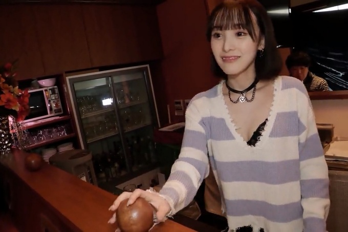 CRNX-105 [4K] 当她喝醉时，她会变成一个放荡的母狗...女孩酒吧服务员喜欢打桩女牛仔位置