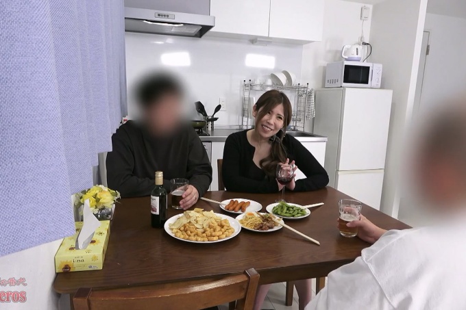 【FC2】在人妻的情人8号老公熟睡的旁边，大胆的不忠行为！
