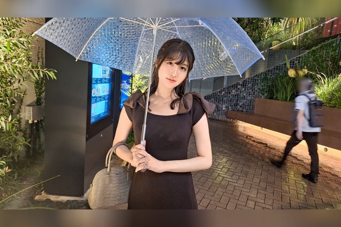 “白皙性感，身材如神。老师，我已经湿了。这位纯真的钢琴老师简直淫荡到只要有人碰触她的乳头