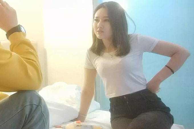圆圆脸甜美小姐姐,坐在身上有点羞涩,掏出JB一顿吸骚起来,边口边说骚话,骑乘猛操大屁股