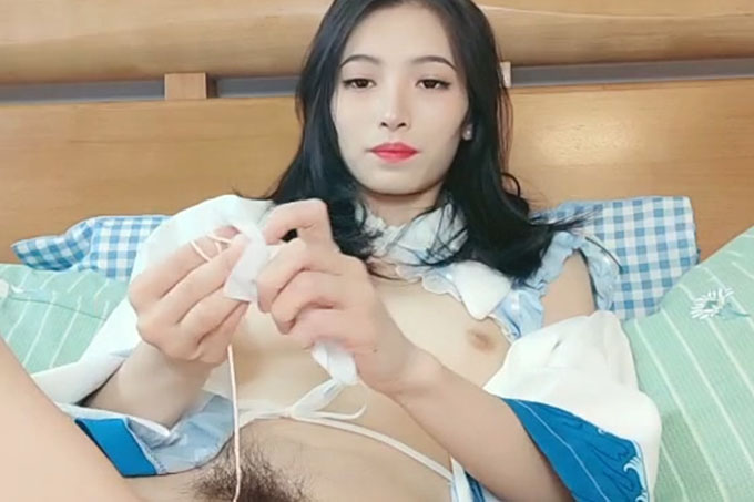 颜值不错的小少妇露脸激情大秀,镜头前卖骚呻吟,道具玩弄骚穴和菊花抽插表情好骚,叫的好浪,掰开骚穴看逼