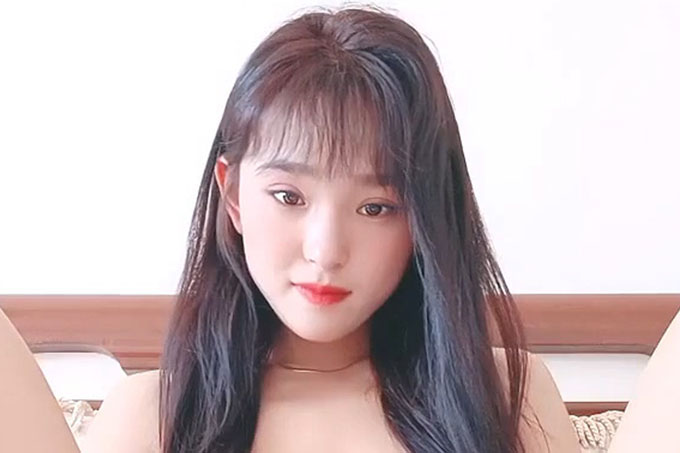 长发贫乳颜值妹子道具自慰插穴和网友聊骚展现美鲍鱼
