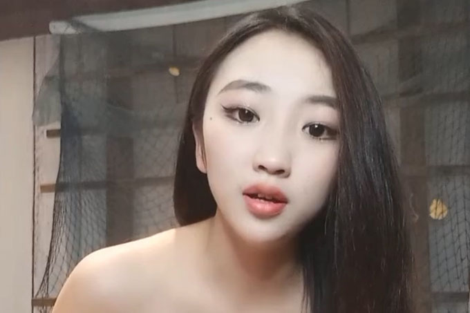 超级可爱白皙大眼萌妹子，和单男露脸口交，无套啪啪休息一会再战