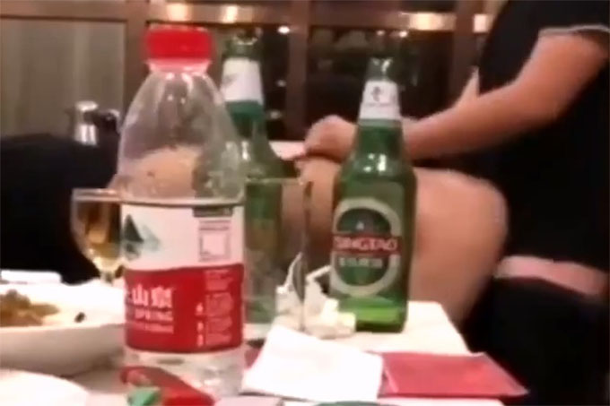 绿主视角背着男朋友自己送上门让人操小骚货上次找兄弟们一起操过后这次一约饭就又来了迫不及待找操吃饭的时候就发骚勾搭我兄弟被就地正法
