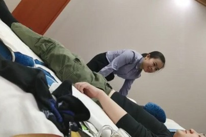 颜值不错苗条妹子演绎按摩女郎给加钱要求啪啪上位骑乘抽插非常诱人