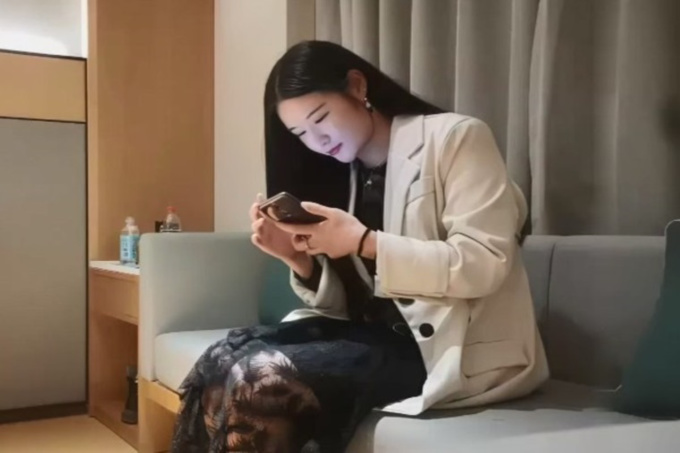 性感黑裙大长腿妹子啪啪，舌吻互摸调情口交骑坐侧入大力猛操
